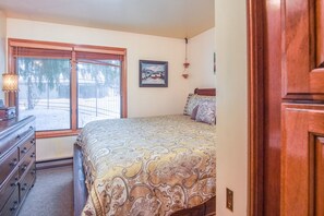 Bloc d'apartaments, diversos llits, pati, vistes a la muntanya (Sun Valley Condo 101) | 1 dormitori, decoració individual, mobiliari individual i roba de llit 