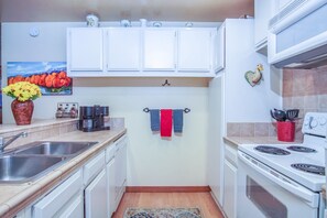 Appart'hôtel, plusieurs lits, patio, vue montagne (Sun Valley Condo 101) | Cuisine privée | Tables à manger