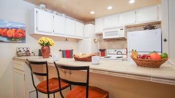 ์ฝ๋, ์นจ๋(์ฌ๋ฌ ๊ฐ), ํํฐ์ค, ์ฐ ์ ๋ง (Sun Valley Condo 101) | ์ ์ฉ ์ฃผ๋ฐฉ | ์ํ