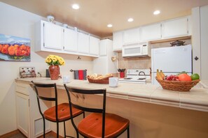 Appart'hôtel, plusieurs lits, patio, vue montagne (Sun Valley Condo 101) | Cuisine privée | Tables à manger