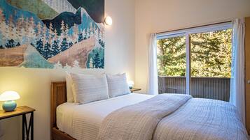 Condo, nhiều giường, sân hiên, quang cảnh núi (Parkside Condo 229B) | 2 phòng ngủ, trang trí khác biệt