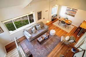 Condo, nhiều giường, sân hiên, quang cảnh núi (Parkside Condo 229B) | Khu phòng khách | TV màn hình phẳng 42-inch có truyền hình kỹ thuật số