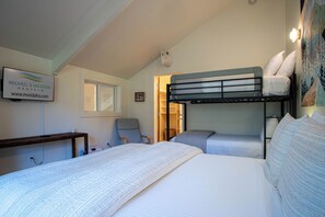 콘도, 침대(여러 개), 파티오, 산 전망 (Parkside Condo 229B) | 2 개의 침실, 각각 다른 스타일의 인테리어, 각각 다르게 가구 비치, 침대 시트