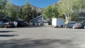 Condo, nhiều giường, sân hiên, quang cảnh núi (Parkside Condo 229B) | Quang cảnh đường phố