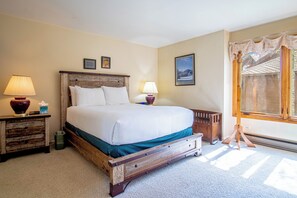 コンドミニアム ベッド (複数台) 暖炉 マウンテンビュー (Sun Valley Condo 153) | 2 室のベッドルーム、客室ごとに異なる装飾、客室ごとに異なるインテリア、ベッドシーツ