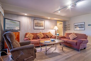 コンドミニアム ベッド (複数台) 暖炉 マウンテンビュー (Sun Valley Condo 153) | リビング エリア | 42 インチの薄型テレビ (デジタル放送視聴可)