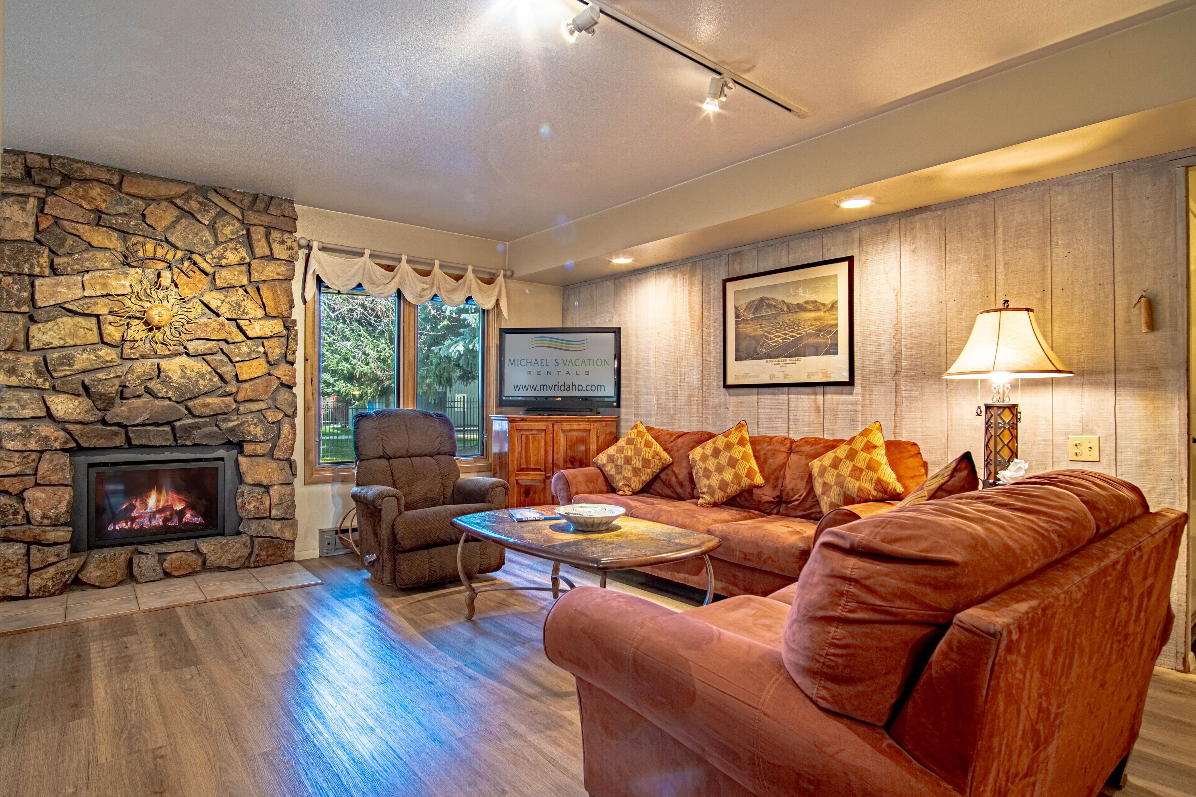 Condo, Multiple Beds, Fireplace, Mountain View (Sun Valley Condo 153) | Living area | 42-inch flat-screen TV with digital channels