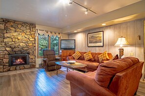 Condo, nhiều giường, lò sưởi, quang cảnh núi (Sun Valley Condo 153) | Khu phòng khách | TV màn hình phẳng 42-inch có truyền hình kỹ thuật số 