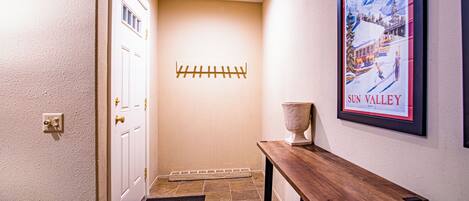 Apartment, Mehrere Betten, Terrasse, Bergblick (Sun Valley Condo 145) | Innenbereich