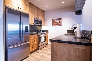 คอนโด, หลายเตียง, ลานระเบียง, วิวภูเขา (Bigwood C21) | ครัวส่วนตัว