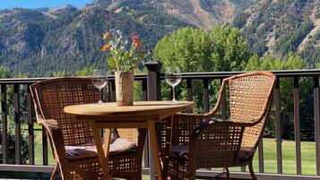 Condo, varias camas, patio, vista a la montaña (Bigwood C21) | Restaurante al aire libre