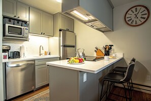 公寓客房, 多張床, 庭院, 山景 (Bonne Vie 2233) | 私人廚房 | 餐桌