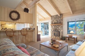 Apartment, Mehrere Betten, Terrasse, Bergblick (Sun Valley Condo 132) | Wohnbereich | 42-Zoll-Flachbildfernseher mit Digitalempfang