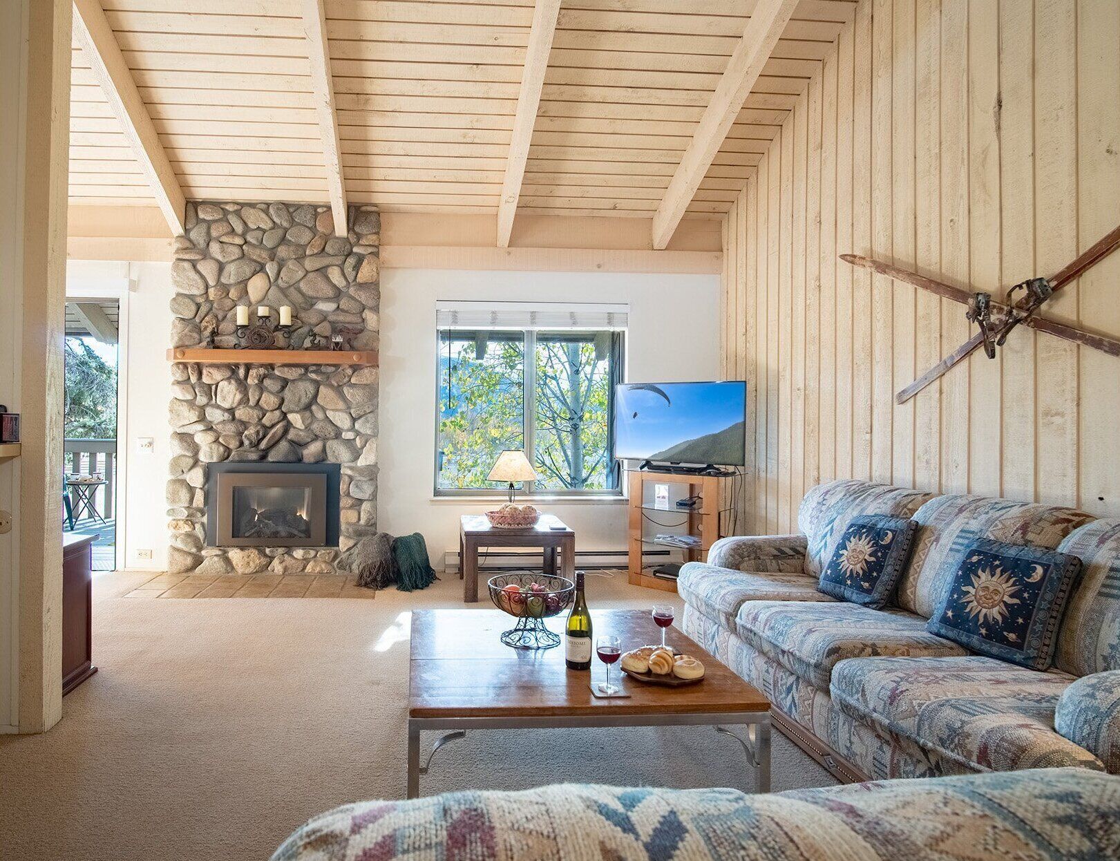 คอนโด, หลายเตียง, ลานระเบียง, วิวภูเขา (Sun Valley Condo 132) | บริเวณนั่งเล่น | ทีวีจอแบน 42 นิ้ว พร้อมช่องดิจิตอล