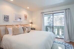 Condo, Multiple Beds, Patio, Mountain View (Andora Villa 123) | 2 bedrooms, individually decorated, individually furnished, bed sheets