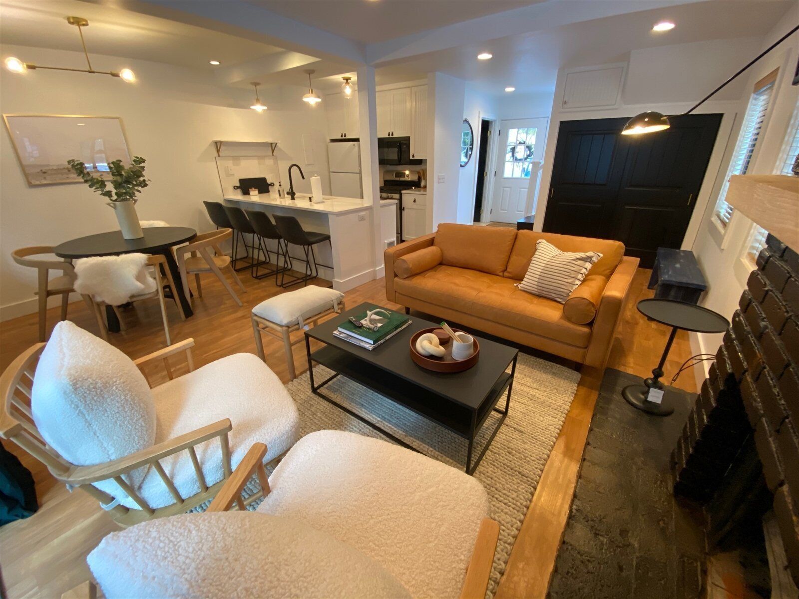 公寓客房, 多張床, 庭院, 山景 (Andora Villa 123) | 起居區 | 42-吋平面電視，提供數位頻道