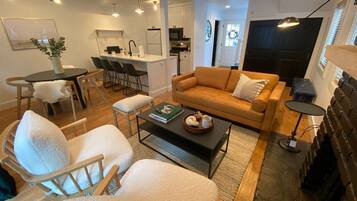 Condo, varias camas, patio, vista a la montaña (Andora Villa 123) | Área de sala de estar | Televisión de pantalla plana de 42 pulgadas con canales digitales