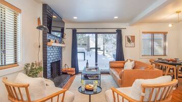 Condo, nhiều giường, sân hiên, quang cảnh núi (Andora Villa 123) | Khu phòng khách | TV màn hình phẳng 42-inch có truyền hình kỹ thuật số