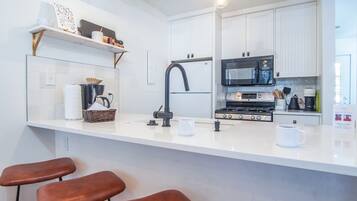 Apartamento, varias camas, patio, vistas a la montaña (Andora Villa 123) | Cocina privada | Mesa de comedor