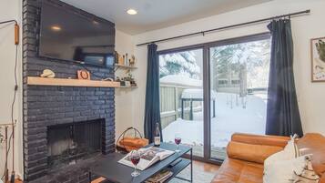 Lägenhet - flera sängar - uteplats - utsikt mot bergen (Andora Villa 123) | Vardagsrum | 42-tums platt-tv med digitalkanaler