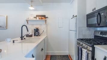 Condo, nhiều giường, sân hiên, quang cảnh núi (Andora Villa 123) | Bếp riêng | Bàn ăn