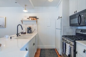 คอนโด, หลายเตียง, ลานระเบียง, วิวภูเขา (Andora Villa 123) | ครัวส่วนตัว | โต๊ะรับประทานอาหาร