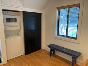 Condo, varias camas, patio, vista a la montaña (Andora Villa 123) | Lavandería