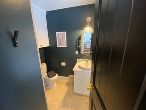 Διαμέρισμα (Condo), Περισσότερα από 1 Κρεβάτια, Αίθριο, Θέα στο Βουνό (Andora Villa 123) | Μπάνιο | Πετσέτες