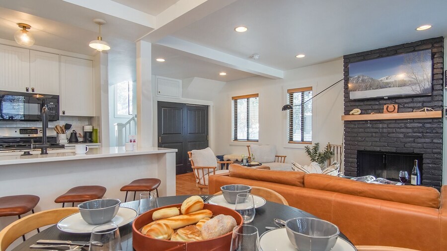 Andora Villa #123 Newly Remodeled 2 BR / 2bath, Centrally Located, Close to Town Center