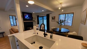 คอนโด, หลายเตียง, ลานระเบียง, วิวภูเขา (Andora Villa 123) | ภายใน