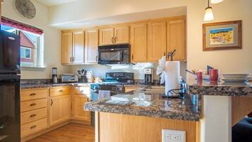 Kondominium, 2 Tempat Tidur Queen, patio, pemandangan gunung (Stay at Sweetwater) | Dapur pribadi | Meja makan