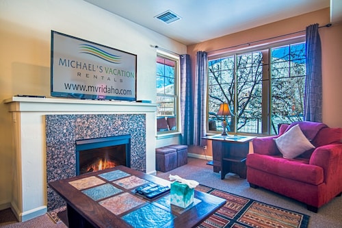 2BD Sweetwater Condo - Community Park, Pool + Hot Tub