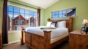 Leilighet, 2 queensize-senger, terrasse, fjellutsikt (Stay at Sweetwater) | 2 soverom, individuelt dekorert, individuelt innredet og sengetøy