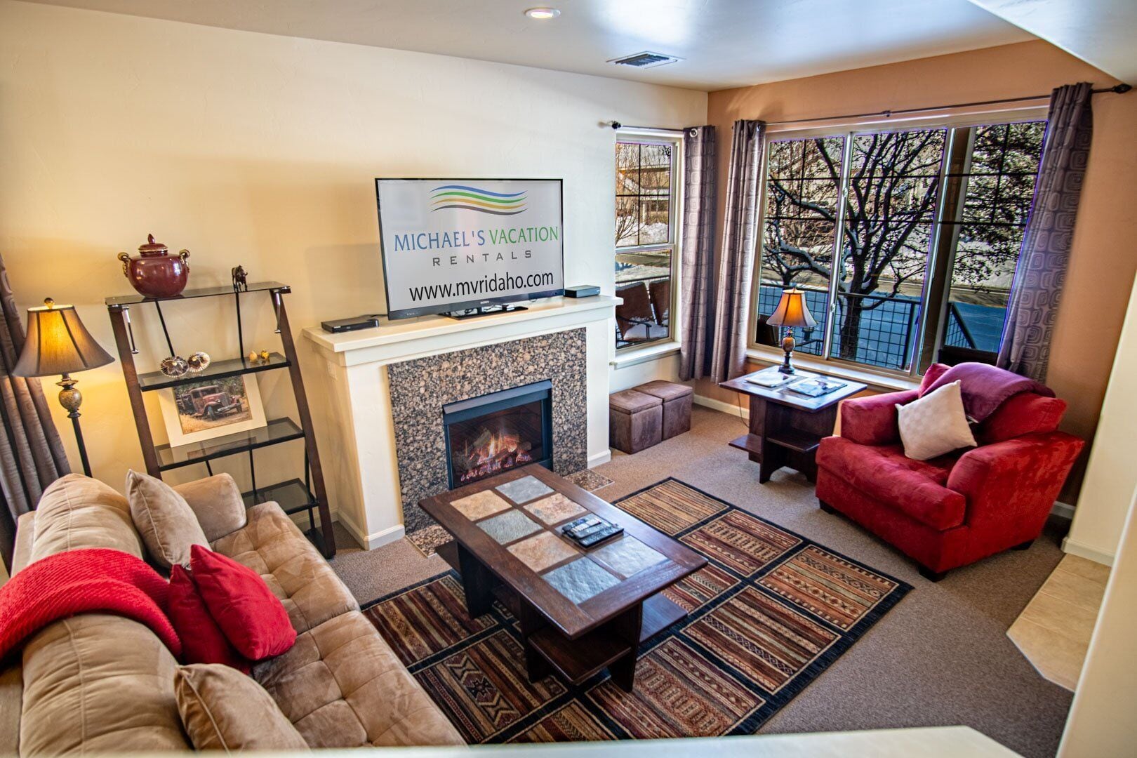 Apartamento, 2 camas de matrimonio, patio, vistas a la montaña (Stay at Sweetwater) | Zona de estar | Televisión de pantalla plana de 42 pulgadas con canales digitales