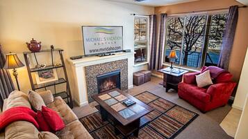 Lägenhet - 2 queensize-sängar - uteplats - utsikt mot bergen (Stay at Sweetwater) | Vardagsrum | 42-tums platt-tv med digitalkanaler