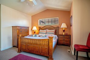 Apartment, 2 Queen-Betten, Terrasse, Bergblick (Stay at Sweetwater) | 2 Schlafzimmer, individuell dekoriert, individuell eingerichtet