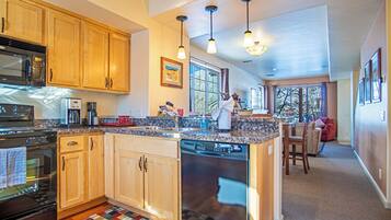 Condo, 2 camas Queen size, patio, vista a la montaña (Stay at Sweetwater) | Cocina privada | Comedor