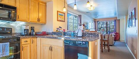 Lägenhet - 2 queensize-sängar - uteplats - utsikt mot bergen (Stay at Sweetwater) | Eget kök | Matbord