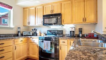 Appartamento, 2 letti queen, patio, vista montagna (Stay at Sweetwater) | Cucina privata | Tavolo da pranzo