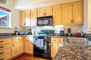 คอนโด, เตียงควีนไซส์ 2 เตียง, ลานระเบียง, วิวภูเขา (Stay at Sweetwater) | ครัวส่วนตัว | โต๊ะรับประทานอาหาร