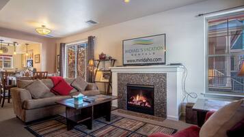 Kondominium, 2 Tempat Tidur Queen, patio, pemandangan gunung (Stay at Sweetwater) | Interior