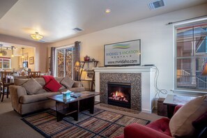 Kondominium, 2 Tempat Tidur Queen, patio, pemandangan gunung (Stay at Sweetwater) | Interior