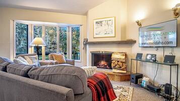 House, Multiple Beds, Patio, Mountain View (Bigwood Bliss) | Living area | 42-inch flat-screen TV with digital channels