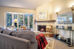 House, Multiple Beds, Patio, Mountain View (Bigwood Bliss) | Living area | 42-inch flat-screen TV with digital channels