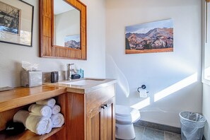 Casa, varias camas, patio, vistas a la montaña (Bigwood Bliss) | Baño | Toallas