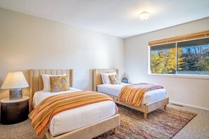 하우스, 침대(여러 개), 파티오, 산 전망 (Bigwood Bliss) | 3 개의 침실, 각각 다른 스타일의 인테리어, 각각 다르게 가구 비치, 침대 시트