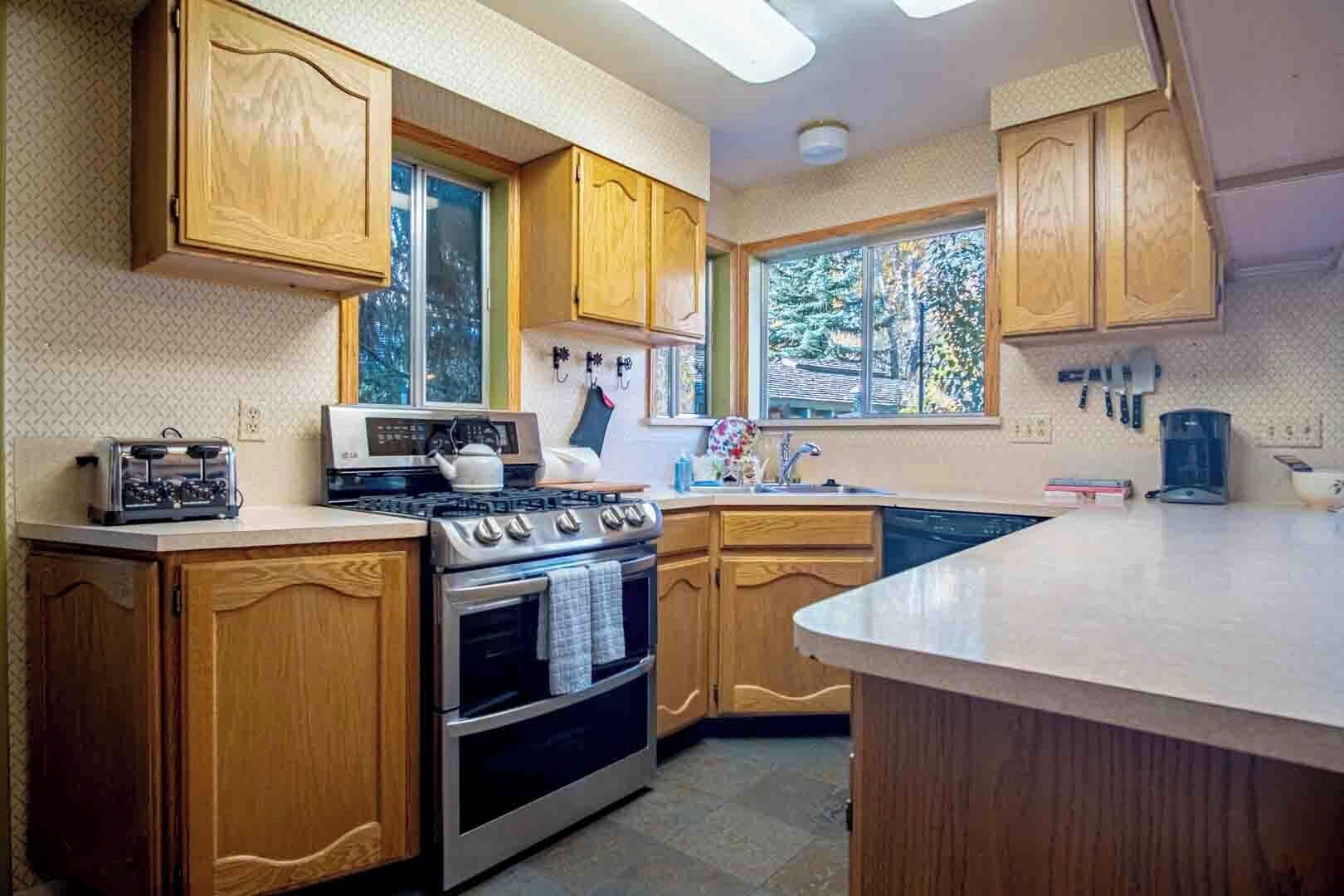 Casa, varias camas, patio, vista a la montaña (Bigwood Bliss) | Cocina privada | Comedor 