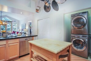 コンドミニアム ベッド (複数台) パティオ マウンテンビュー (Snow Star Condo 24) | 内装