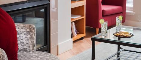 公寓式客房, 多张床, 露台, 山景 (Snow Star Condo 24) | 起居区 | 42-英寸纯平电视(配备数码频道)