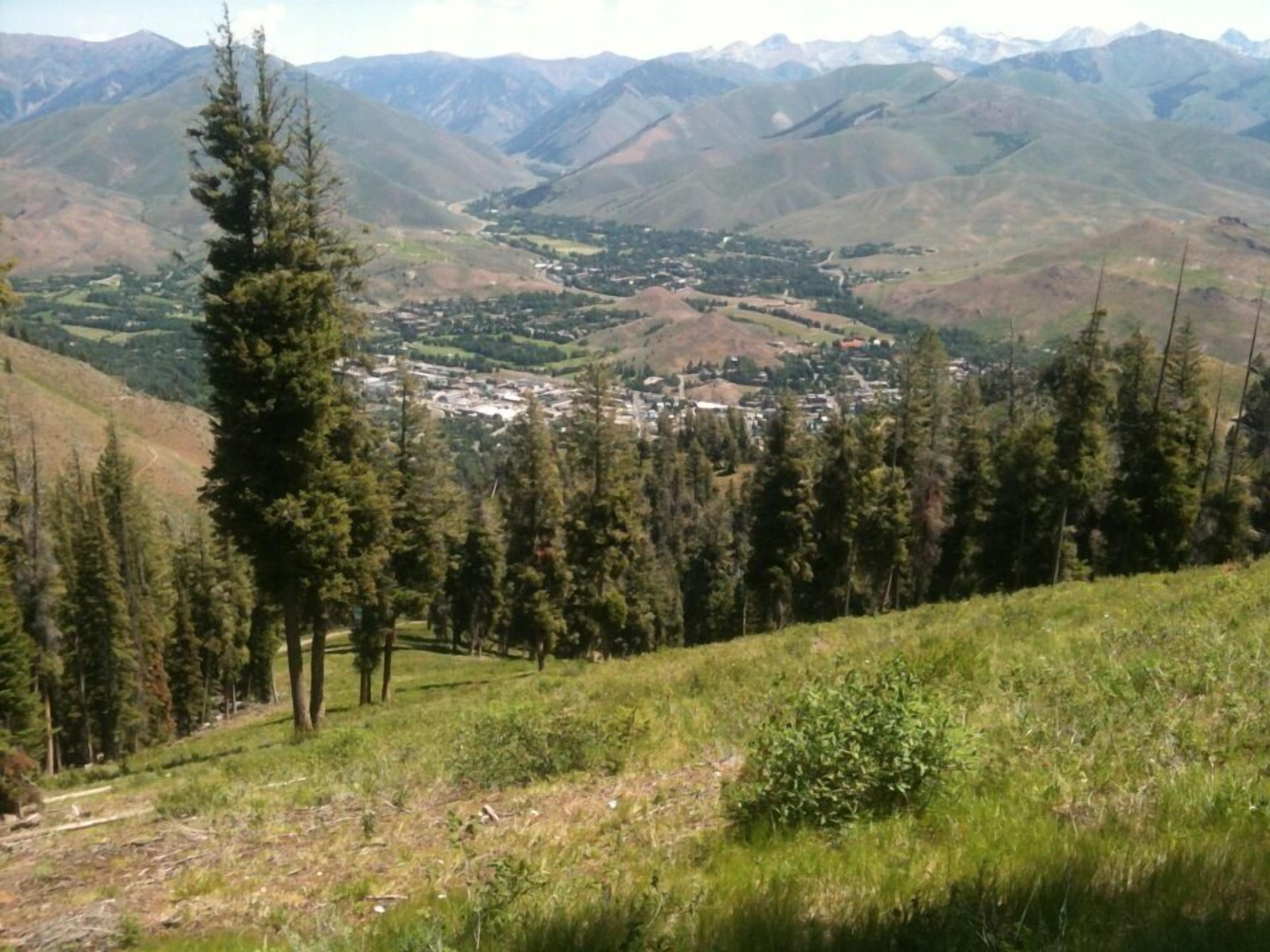 Paisagem montanhosa com uma cidade aninhada em um vale.